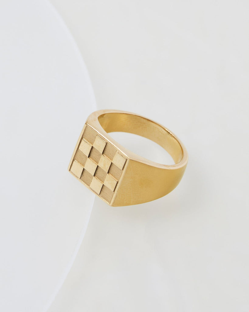 Gold ring with checkered pattern design