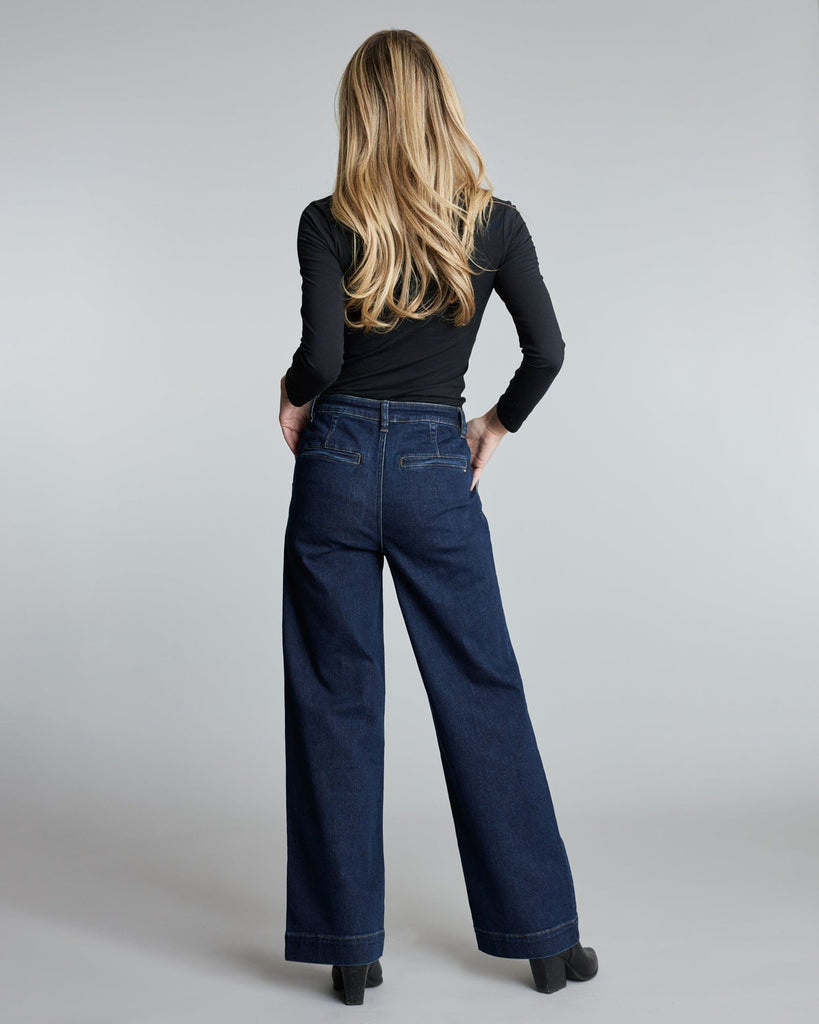 Woman in pleated trouser jeans.