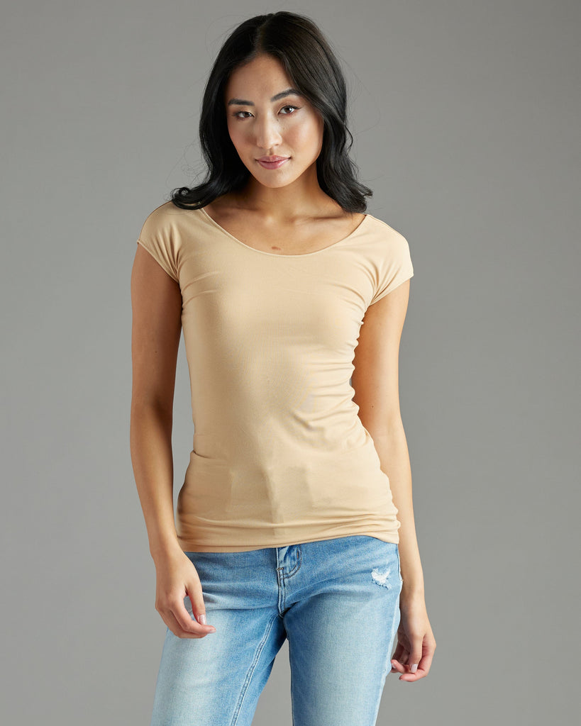 Woman in a short sleeve, fitted, basic tee