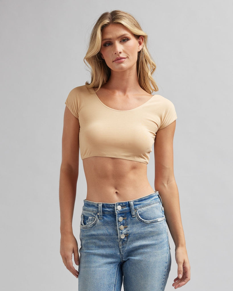 Model wearing a tan short sleeve scoop neck cropped tee.