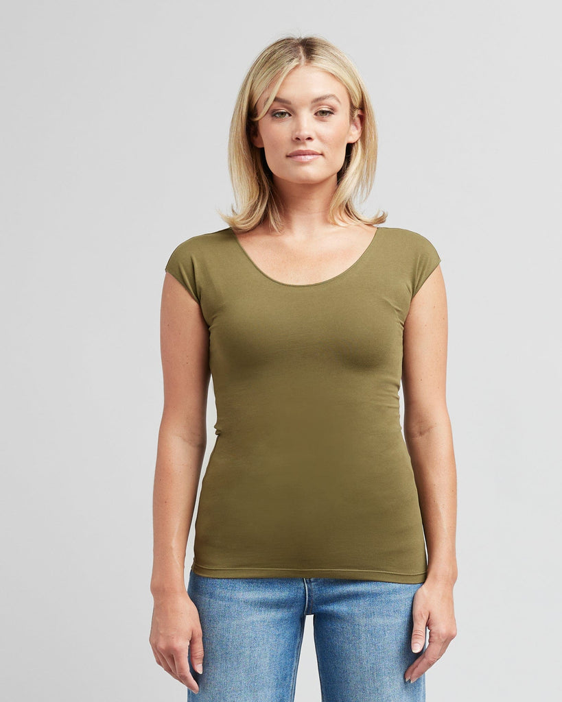 Woman in a short sleeve, fitted, basic tee