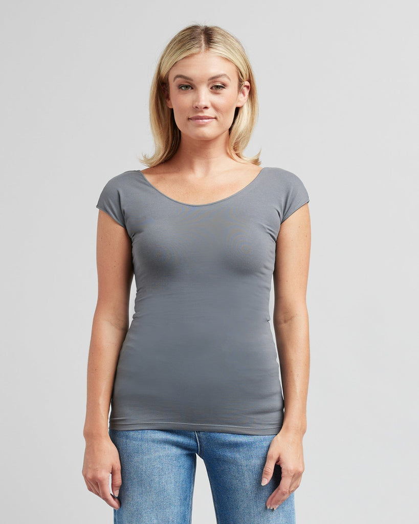 Woman in a short sleeve, fitted, basic tee